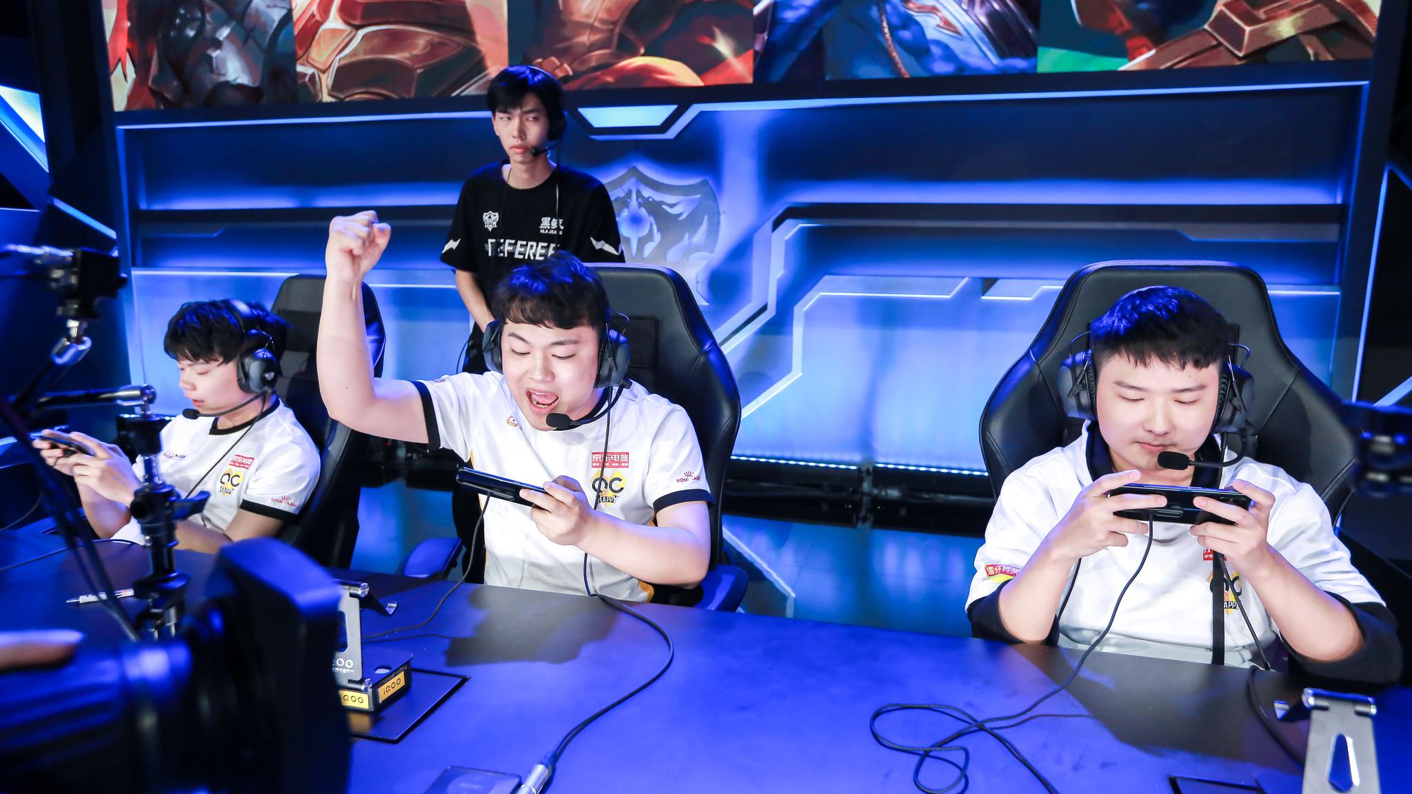 FunPlus Phoenix 阵容：上单 sheer ，打野 shad0w ，中单 Care